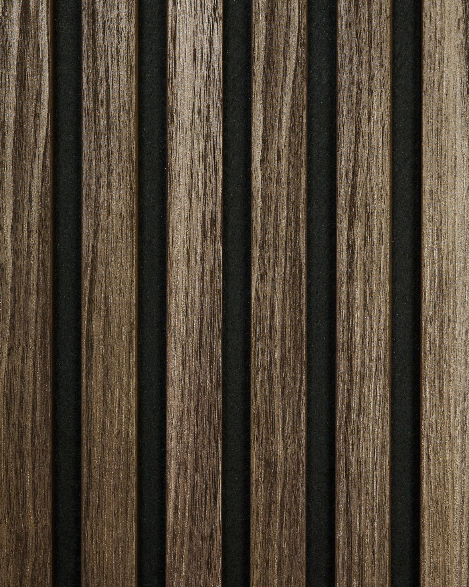 Akupanel-prøve i Black Oak fra WoodUpp har vertical trespiler mot en mørk bakgrunn, som fremhever treverket i en nordisk minimalistisk stil.